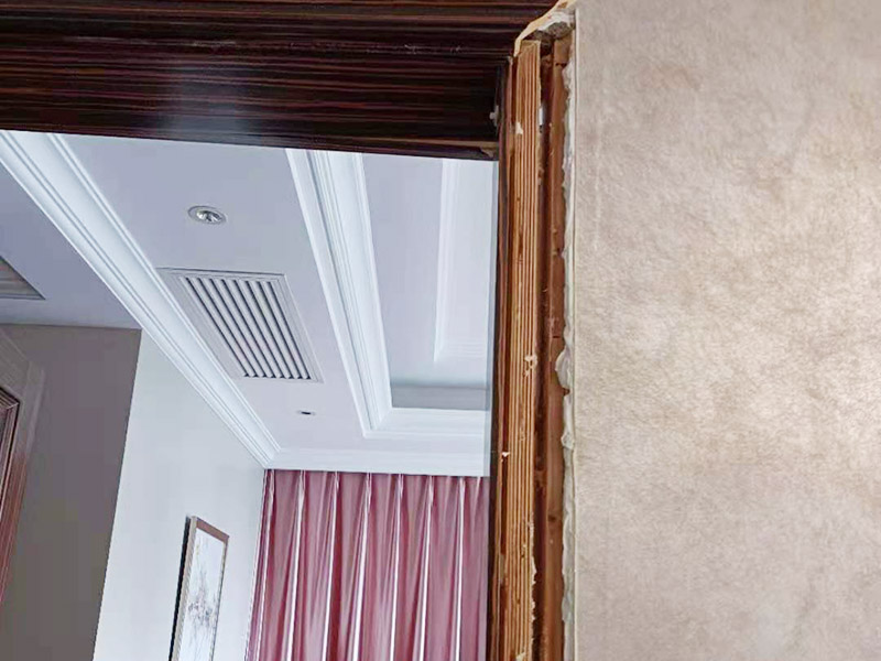 接著在空洞的地方，使用廢舊的報紙?zhí)顚崳@樣內(nèi)部也有填充，打上玻璃膠。最后用門檻石同型號的石材，安裝上去，就可以了。