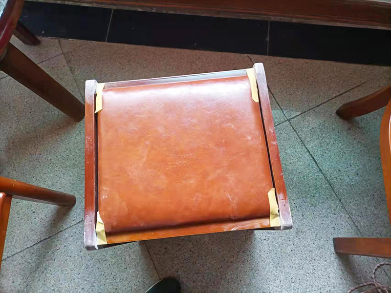 如果是原木家具，可買些砂紙，粗細(xì)都要準(zhǔn)備些。如果不是原木家具，則要額外買些"膩?zhàn)?quot;，用以找平和填補(bǔ)。