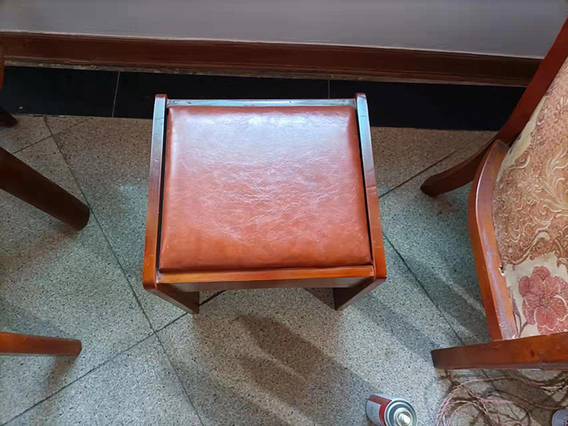 如果是原木家具，可買些砂紙，粗細(xì)都要準(zhǔn)備些。如果不是原木家具，則要額外買些"膩?zhàn)?quot;，用以找平和填補(bǔ)。