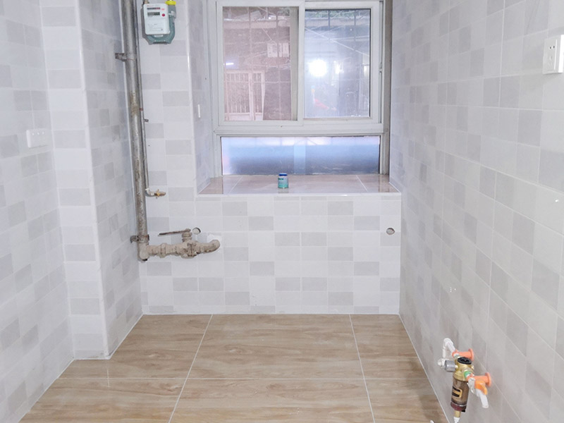 廚衛(wèi)改造裝修：舊廚房與舊衛(wèi)生間的內(nèi)部結(jié)構(gòu)相對(duì)都要復(fù)雜一些，廚房與衛(wèi)生間是一個(gè)家庭經(jīng)常使用的區(qū)域，需要看各種管道原來的位置是否合適，如不合適需要改動(dòng)，要出房屋圖紙交給裝修公司，由施工隊(duì)按圖紙進(jìn)行必要的改造。而且拆除過程中不可避免的會(huì)損壞瓷磚，避免房屋其他區(qū)域二次污染，一定要做好成品保護(hù)。