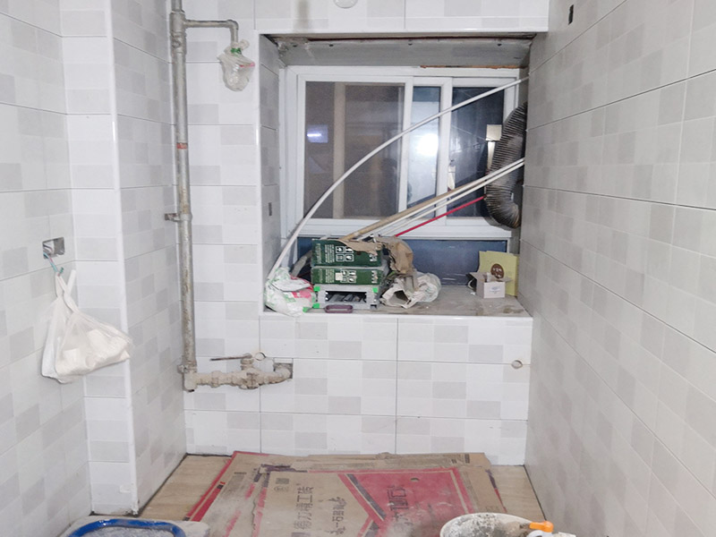 廚衛(wèi)改造裝修：舊廚房與舊衛(wèi)生間的內(nèi)部結(jié)構(gòu)相對(duì)都要復(fù)雜一些，廚房與衛(wèi)生間是一個(gè)家庭經(jīng)常使用的區(qū)域，需要看各種管道原來的位置是否合適，如不合適需要改動(dòng)，要出房屋圖紙交給裝修公司，由施工隊(duì)按圖紙進(jìn)行必要的改造。而且拆除過程中不可避免的會(huì)損壞瓷磚，避免房屋其他區(qū)域二次污染，一定要做好成品保護(hù)。