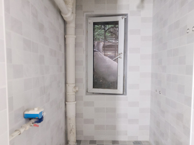 廚衛(wèi)改造裝修：舊廚房與舊衛(wèi)生間的內(nèi)部結(jié)構(gòu)相對(duì)都要復(fù)雜一些，廚房與衛(wèi)生間是一個(gè)家庭經(jīng)常使用的區(qū)域，需要看各種管道原來的位置是否合適，如不合適需要改動(dòng)，要出房屋圖紙交給裝修公司，由施工隊(duì)按圖紙進(jìn)行必要的改造。而且拆除過程中不可避免的會(huì)損壞瓷磚，避免房屋其他區(qū)域二次污染，一定要做好成品保護(hù)。