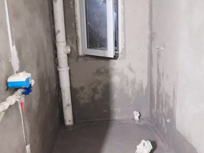 廚衛(wèi)改造裝修：舊廚房與舊衛(wèi)生間的內(nèi)部結(jié)構(gòu)相對(duì)都要復(fù)雜一些，廚房與衛(wèi)生間是一個(gè)家庭經(jīng)常使用的區(qū)域，需要看各種管道原來的位置是否合適，如不合適需要改動(dòng)，要出房屋圖紙交給裝修公司，由施工隊(duì)按圖紙進(jìn)行必要的改造。而且拆除過程中不可避免的會(huì)損壞瓷磚，避免房屋其他區(qū)域二次污染，一定要做好成品保護(hù)。