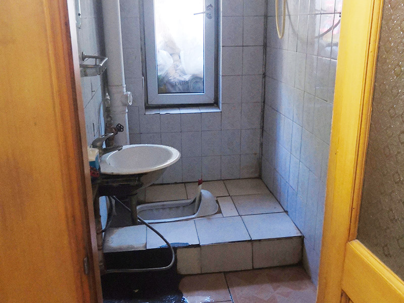 廚衛(wèi)改造裝修：舊廚房與舊衛(wèi)生間的內(nèi)部結(jié)構(gòu)相對(duì)都要復(fù)雜一些，廚房與衛(wèi)生間是一個(gè)家庭經(jīng)常使用的區(qū)域，需要看各種管道原來的位置是否合適，如不合適需要改動(dòng)，要出房屋圖紙交給裝修公司，由施工隊(duì)按圖紙進(jìn)行必要的改造。而且拆除過程中不可避免的會(huì)損壞瓷磚，避免房屋其他區(qū)域二次污染，一定要做好成品保護(hù)。