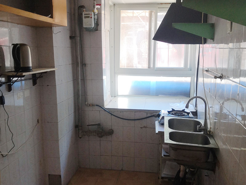 廚衛(wèi)改造裝修：舊廚房與舊衛(wèi)生間的內(nèi)部結(jié)構(gòu)相對(duì)都要復(fù)雜一些，廚房與衛(wèi)生間是一個(gè)家庭經(jīng)常使用的區(qū)域，需要看各種管道原來的位置是否合適，如不合適需要改動(dòng)，要出房屋圖紙交給裝修公司，由施工隊(duì)按圖紙進(jìn)行必要的改造。而且拆除過程中不可避免的會(huì)損壞瓷磚，避免房屋其他區(qū)域二次污染，一定要做好成品保護(hù)。