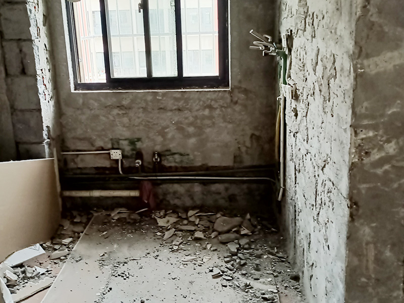 廁所墻磚拆除現場