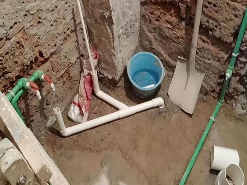 小編今天帶大家看看金華市義烏市衛(wèi)生間拆除重新裝修的案例，此案例地址是義烏市橋西街橋西小區(qū)；客戶是金華市本地的，所以選擇金華市本地專業(yè)裝修維修的公司，客戶做完后好評(píng)到：找的一修做的衛(wèi)生間拆除重新裝修，我挺滿意的，師傅效率也高，很專業(yè)，前前后后大概就是花了近半個(gè)月，性價(jià)比很不錯(cuò)，全程溝通也很融洽，下次再有其他維修裝修的話，還是會(huì)找一修師傅來(lái)做！金華市義烏市衛(wèi)生間拆除重新裝修中途如果發(fā)現(xiàn)其他房屋問(wèn)題，都可以找我們解決。我們還可以在衛(wèi)生間拆除重新裝修施工時(shí)可以選擇整裝還是局裝，或者是可以選擇先服務(wù)后付款的付款方式等，如果您還有其他需求也可以到我們官網(wǎng)上查看更多的關(guān)于金華市其他墻面修補(bǔ)翻新，房屋全屋裝修，各類安裝等施工案例。