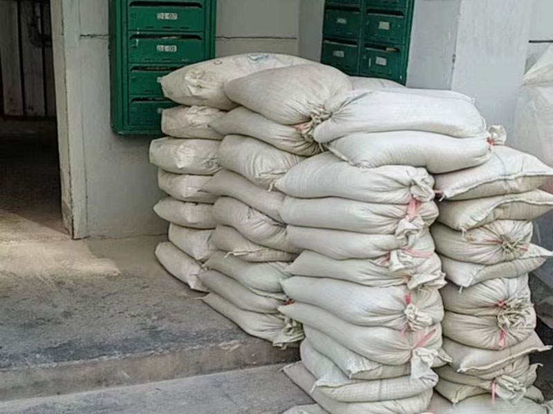 小編今天帶大家看看金華市義烏市衛(wèi)生間拆除重新裝修的案例，此案例地址是義烏市橋西街橋西小區(qū)；客戶是金華市本地的，所以選擇金華市本地專業(yè)裝修維修的公司，客戶做完后好評(píng)到：找的一修做的衛(wèi)生間拆除重新裝修，我挺滿意的，師傅效率也高，很專業(yè)，前前后后大概就是花了近半個(gè)月，性價(jià)比很不錯(cuò)，全程溝通也很融洽，下次再有其他維修裝修的話，還是會(huì)找一修師傅來(lái)做！金華市義烏市衛(wèi)生間拆除重新裝修中途如果發(fā)現(xiàn)其他房屋問(wèn)題，都可以找我們解決。我們還可以在衛(wèi)生間拆除重新裝修施工時(shí)可以選擇整裝還是局裝，或者是可以選擇先服務(wù)后付款的付款方式等，如果您還有其他需求也可以到我們官網(wǎng)上查看更多的關(guān)于金華市其他墻面修補(bǔ)翻新，房屋全屋裝修，各類安裝等施工案例。