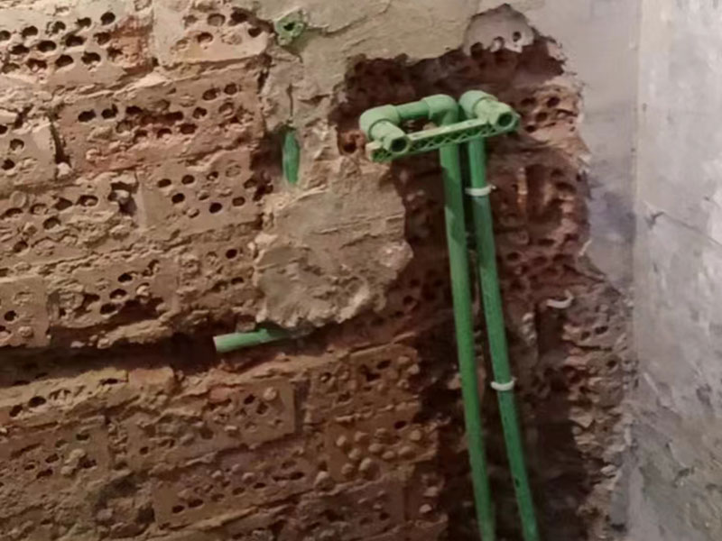 小編今天帶大家看看金華市義烏市衛(wèi)生間拆除重新裝修的案例，此案例地址是義烏市橋西街橋西小區(qū)；客戶是金華市本地的，所以選擇金華市本地專業(yè)裝修維修的公司，客戶做完后好評(píng)到：找的一修做的衛(wèi)生間拆除重新裝修，我挺滿意的，師傅效率也高，很專業(yè)，前前后后大概就是花了近半個(gè)月，性價(jià)比很不錯(cuò)，全程溝通也很融洽，下次再有其他維修裝修的話，還是會(huì)找一修師傅來(lái)做！金華市義烏市衛(wèi)生間拆除重新裝修中途如果發(fā)現(xiàn)其他房屋問(wèn)題，都可以找我們解決。我們還可以在衛(wèi)生間拆除重新裝修施工時(shí)可以選擇整裝還是局裝，或者是可以選擇先服務(wù)后付款的付款方式等，如果您還有其他需求也可以到我們官網(wǎng)上查看更多的關(guān)于金華市其他墻面修補(bǔ)翻新，房屋全屋裝修，各類安裝等施工案例。