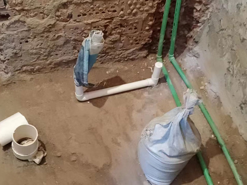 小編今天帶大家看看金華市義烏市衛(wèi)生間拆除重新裝修的案例，此案例地址是義烏市橋西街橋西小區(qū)；客戶是金華市本地的，所以選擇金華市本地專業(yè)裝修維修的公司，客戶做完后好評(píng)到：找的一修做的衛(wèi)生間拆除重新裝修，我挺滿意的，師傅效率也高，很專業(yè)，前前后后大概就是花了近半個(gè)月，性價(jià)比很不錯(cuò)，全程溝通也很融洽，下次再有其他維修裝修的話，還是會(huì)找一修師傅來(lái)做！金華市義烏市衛(wèi)生間拆除重新裝修中途如果發(fā)現(xiàn)其他房屋問(wèn)題，都可以找我們解決。我們還可以在衛(wèi)生間拆除重新裝修施工時(shí)可以選擇整裝還是局裝，或者是可以選擇先服務(wù)后付款的付款方式等，如果您還有其他需求也可以到我們官網(wǎng)上查看更多的關(guān)于金華市其他墻面修補(bǔ)翻新，房屋全屋裝修，各類安裝等施工案例。