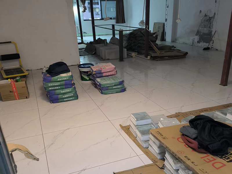 小編這次為各位展示的是泉州市鯉城區(qū)辦公室材料裝修翻新的施工案例，施工地址是衛(wèi)濱區(qū)世紀(jì)路隆勝華庭；客戶是網(wǎng)上找的一修公司，看評價(jià)以及服務(wù)項(xiàng)目還有綜合實(shí)力都不錯(cuò)，才選擇的我們。泉州市鯉城區(qū)辦公室材料裝修翻新案例中師傅把原來受潮的表面刮去，重新做防水，再刮膩?zhàn)?，再刷油漆。泉州市監(jiān)理全程跟蹤服務(wù)質(zhì)量，非常專業(yè)！而且一修可以選擇整裝還是局裝，可以選擇先服務(wù)后付款的付款方式等，如果您還有其他需求也可以到我們官網(wǎng)上查看更多的關(guān)于泉州市其他防水補(bǔ)漏維修，舊房全屋翻新，房屋各類安裝等施工案例。