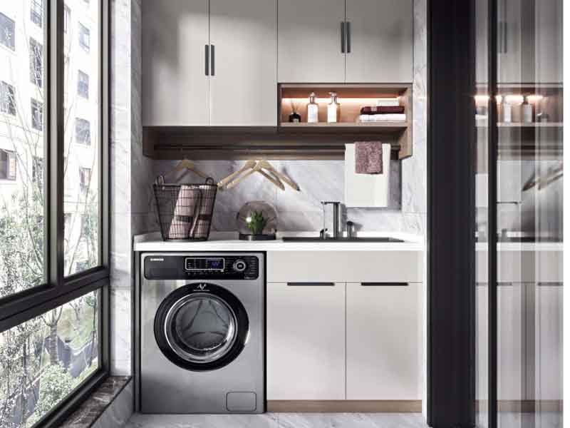 我們平時(shí)接觸到的公寓樓裝修中，對(duì)于陽(yáng)臺(tái)應(yīng)不應(yīng)該封起來(lái)這個(gè)問(wèn)題，每個(gè)人都有自己的想法，今天我們從陽(yáng)臺(tái)不封怎么避免飄雨，不封陽(yáng)臺(tái)又安全的方法，經(jīng)濟(jì)實(shí)惠的封陽(yáng)臺(tái)辦法這3方面來(lái)討論一下，看看陽(yáng)臺(tái)到底需不需要封起來(lái)，  陽(yáng)臺(tái)不封怎么避免飄雨  解決陽(yáng)臺(tái)飄雨的問(wèn)題，普遍的辦法是安裝遮雨棚，家用的遮雨棚不僅可以防曬，還可以阻擋一部分雨水進(jìn)屋內(nèi)，不過(guò)遇到刮風(fēng)下雨的天氣時(shí)，不太實(shí)用了。建議選擇用一體式的陽(yáng)臺(tái)簾子，晴天可以把簾子拉起來(lái)，暴雨天的時(shí)候把簾子放下來(lái)也不用擔(dān)心雨水進(jìn)入到屋內(nèi)。  不封陽(yáng)臺(tái)又安全的方法  很多家庭選項(xiàng)把陽(yáng)臺(tái)封起來(lái)的理由是擔(dān)心不安全，其實(shí)不封陽(yáng)臺(tái)又安全的方法也很簡(jiǎn)單，選擇在陽(yáng)臺(tái)安裝落地窗，可以同時(shí)兼顧安全和通風(fēng)的兩方面，也不用擔(dān)心暴雨天會(huì)飄雨進(jìn)屋內(nèi)。而且從另一方面，也可以讓室內(nèi)的采光度更好，提升房屋居住的幸福度。  經(jīng)濟(jì)實(shí)惠的封陽(yáng)臺(tái)辦法  目前我們生活中常常見(jiàn)到的封陽(yáng)臺(tái)的辦法是，用塑鋼窗把陽(yáng)臺(tái)包進(jìn)來(lái)，不過(guò)由于塑鋼容易變形和老化，所以壽命較短。斷橋鋁合金窗戶(hù)不同了，不僅隔音和保溫性好，還更能穩(wěn)固，而且使用壽命長(zhǎng)，是眾多封陽(yáng)臺(tái)材料中性?xún)r(jià)比高的材料。  通過(guò)以上陽(yáng)臺(tái)不封怎么避免飄雨，不封陽(yáng)臺(tái)又安全的方法，經(jīng)濟(jì)實(shí)惠的封陽(yáng)臺(tái)辦法三方面的討論，相信你對(duì)陽(yáng)臺(tái)到底有沒(méi)有需要封起來(lái)這個(gè)問(wèn)題也有了自己的看法，希望可以幫到你哦。