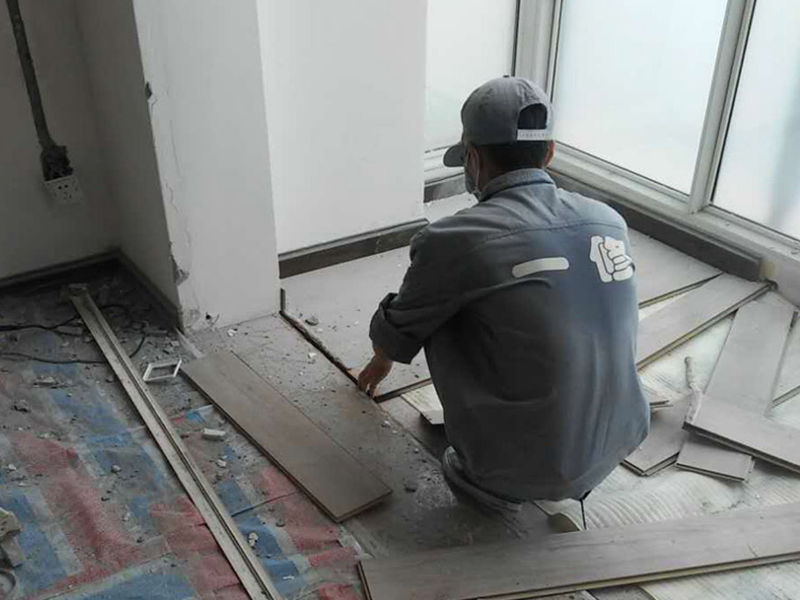 說(shuō)起清水房裝修技巧，網(wǎng)上關(guān)于清水房裝修技巧的介紹非常多，清水房裝修技巧是很多網(wǎng)民非常關(guān)心和議論的話(huà)題；益修快裝公司提供清水房裝修服務(wù)，免費(fèi)量房設(shè)計(jì)，先裝修后付款；提供清水房衛(wèi)生間裝修、清水房廚房修補(bǔ)、清水房廁所翻修、清水房臥室改造、清水房客廳翻新、清水房陽(yáng)臺(tái)設(shè)計(jì)、清水房榻榻米維修、清水房背景墻粉刷等，以下是小編收集整理的清水房裝修技巧,新房屋裝修需要注意什么問(wèn)題？等信息，請(qǐng)往下看。  新房屋裝修需要注意什么問(wèn)題  1、裝修前，好先做個(gè)裝修計(jì)劃。例如，在墻上先預(yù)留出需要的插座的位置，好是既有兩頭又有三頭的那種，以免裝修后才發(fā)現(xiàn)插座不夠用。 2、裝修材料一定要到正規(guī)的廠(chǎng)家去購(gòu)買(mǎi)，而且好購(gòu)買(mǎi)那種比較環(huán)保的裝修材料，千萬(wàn)不要圖便宜，去一些小廠(chǎng)家買(mǎi)。 3、裝修完成后，好不要馬上入住，先開(kāi)窗透透氣，順便把噴漆時(shí)產(chǎn)生的氣體、氣味，都散發(fā)出去，再入住。 4、裝修完成后，可以在室內(nèi)擺點(diǎn)吸收有害氣體的花草。因?yàn)榧词故撬^的綠色環(huán)保漆，也不可能沒(méi)有一點(diǎn)有害氣體。