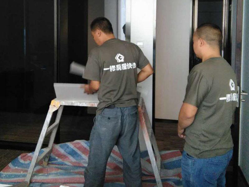 說(shuō)起毛坯房裝修電話，網(wǎng)上關(guān)于毛坯房裝修電話的介紹非常多，毛坯房裝修電話是很多網(wǎng)民非常關(guān)心和議論的話題；益修快裝公司提供毛坯房裝修服務(wù)，免費(fèi)量房設(shè)計(jì)，先裝修后付款；提供現(xiàn)代簡(jiǎn)約風(fēng)格毛坯房裝修、歐式風(fēng)格毛坯房裝修、新中式風(fēng)格毛坯房裝修、后現(xiàn)代風(fēng)格毛坯房裝修、美式風(fēng)格毛坯房裝修、地中海毛坯房裝修、北歐毛坯房裝修、簡(jiǎn)歐毛坯房裝修、田園毛坯房裝修、美式毛坯房裝修等，以下是小編收集整理的毛坯房裝修電話,毛坯房開始裝修如何接電源，毛坯房開始裝修如何接電源？等信息，請(qǐng)往下看。  毛坯房開始裝修如何接電源，毛坯房開始裝修如何接電源  毛坯房裝修第一步：測(cè)量在工人進(jìn)場(chǎng)之前，好將家里的角角落落親自測(cè)量一遍，拿筆尺記下來(lái)，標(biāo)清楚，一定一定不要偷懶。測(cè)量的內(nèi)容主要包括： 1. 明確裝修過(guò)程涉及的面積。特別是貼磚面積、墻面漆面積、壁紙面積、地板面積; 2.明確主要墻面尺寸。特別是以后需要設(shè)計(jì)擺放家具的墻面尺寸。毛坯房裝修第二步：主體拆改主體拆改是毛坯房裝修先上的一個(gè)項(xiàng)目，主要包括拆墻、砌墻、鏟墻皮、拆暖氣、換塑鋼窗等等。拆改完的垃圾，要及時(shí)清理出去，保證室內(nèi)清潔，也是為了方便施工。毛坯房裝修第三步：水電改造水電改造，沒(méi)有后悔藥吃。磚上了墻、吊頂一封上，再想加插座可難了。所以，毛坯房裝修前一定要確定好開關(guān)、燈具、臺(tái)盆、浴缸、洗衣機(jī)等的具體位置。水電改造前，廚柜設(shè)計(jì)師應(yīng)上門進(jìn)行第一次測(cè)量，幫你確定好電源、水路的改造方案。熱水器，也好派人來(lái)根據(jù)你所確定的型號(hào)，設(shè)計(jì)好電源、接口的位置。