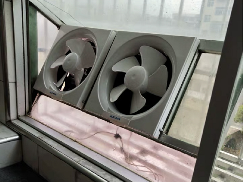 廚房排風(fēng)扇并不是離灶臺越近效果越好，低于60公分可能造成火災(zāi)