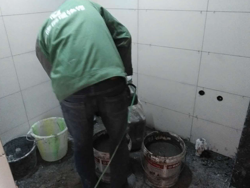 說(shuō)起清水房裝修注意什么，網(wǎng)上關(guān)于清水房裝修注意什么的介紹非常多，清水房裝修注意什么是很多網(wǎng)民非常關(guān)心和議論的話題；益修快裝公司提供清水房裝修服務(wù)，免費(fèi)量房設(shè)計(jì)，先裝修后付款；提供清水房衛(wèi)生間裝修、清水房廚房修補(bǔ)、清水房廁所翻修、清水房臥室改造、清水房客廳翻新、清水房陽(yáng)臺(tái)設(shè)計(jì)、清水房榻榻米維修、清水房背景墻粉刷等，以下是小編收集整理的清水房裝修注意什么,裝修公司整體裝修有哪些利弊？等信息，請(qǐng)往下看。  裝修公司整體裝修有哪些利弊   利:   1.業(yè)主比較省心省力，要做的只是適時(shí)地與裝潢公司溝通，讓對(duì)方了解自己的意圖，監(jiān)督工程的基本進(jìn)度和  2.由裝潢公司進(jìn)行設(shè)計(jì)，更專業(yè)，今后產(chǎn)生遺憾的可能性較小。  3.設(shè)計(jì)、施工、選材都由同一家公司代勞，終出來(lái)的效果也會(huì)更完整，風(fēng)格更統(tǒng)一。  弊:  1.如今的裝潢市場(chǎng)中，裝修公司和從業(yè)人員良莠不齊，識(shí)別挑選起來(lái)確實(shí)不太容易。 1.碰到一些不正規(guī)的公司，受騙上當(dāng)?shù)臋C(jī)會(huì)很大。