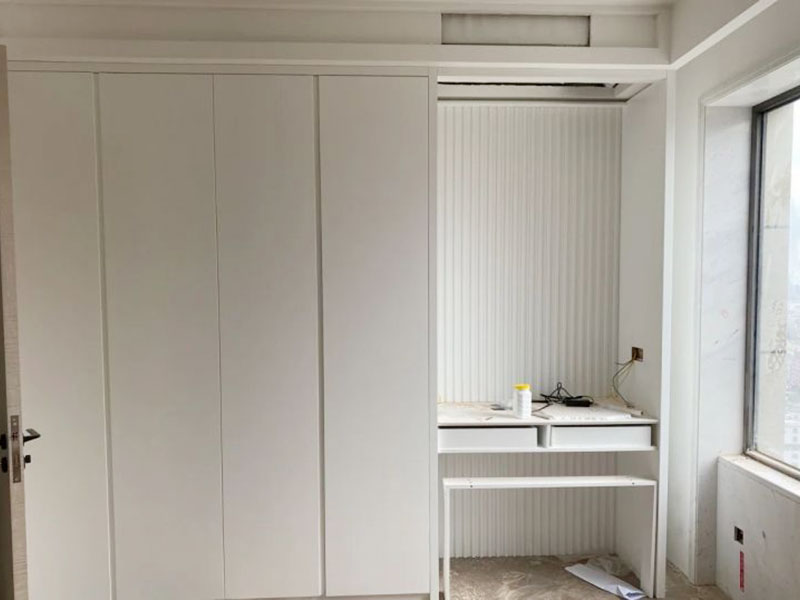 小編這次為各位展示的是南京市建鄴區(qū)臥室榻榻米裝修設(shè)計的施工案例，施工地址是川匯區(qū)復(fù)興路建業(yè)未來城；客戶是網(wǎng)上找的一修公司，看評價以及服務(wù)項目還有綜合實力都不錯，才選擇的我們。南京市建鄴區(qū)臥室榻榻米裝修設(shè)計案例中師傅把原來受潮的表面刮去，重新做防水，再刮膩子，再刷油漆。南京市監(jiān)理全程跟蹤服務(wù)質(zhì)量，非常專業(yè)！而且一修可以選擇整裝還是局裝，可以選擇先服務(wù)后付款的付款方式等，如果您還有其他需求也可以到我們官網(wǎng)上查看更多的關(guān)于南京市其他防水補漏維修，舊房全屋翻新，房屋各類安裝等施工案例。