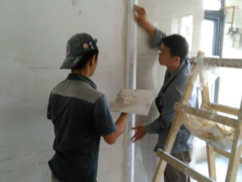 說起上海清水房裝修，網(wǎng)上關于上海清水房裝修的介紹非常多，上海清水房裝修是很多網(wǎng)民非常關心和議論的話題；益修快裝公司提供清水房裝修服務，免費量房設計，先裝修后付款；提供清水房衛(wèi)生間裝修、清水房廚房修補、清水房廁所翻修、清水房臥室改造、清水房客廳翻新、清水房陽臺設計、清水房榻榻米維修、清水房背景墻粉刷等，以下是小編收集整理的上海清水房裝修,自己裝修好還是找裝修公司？等信息，請往下看。  自己裝修好還是找裝修公司   如果只是簡單裝修一下,可以自己裝,自己購主要材料,但要找施工隊,包人工費及輔料,不過這樣也會非常辛苦,但能節(jié)省一點呵. 如果想裝出點品位,那要找具有設計能力的裝飾公司,畢竟人家是專業(yè)的,環(huán)境藝術系四年本科的設計學習也不是白給的.貴哦! 如果既想省錢,有裝得有品位,那找設計師合作,出一套完整的裝修設計圖,然后進行施工招標,找到工程質(zhì)量和價格都比較滿意的施工隊,包人工費及輔料,當然還是要自己購買主要材料,這樣可以既省錢,又能裝出效果,但自還是很辛苦哦.