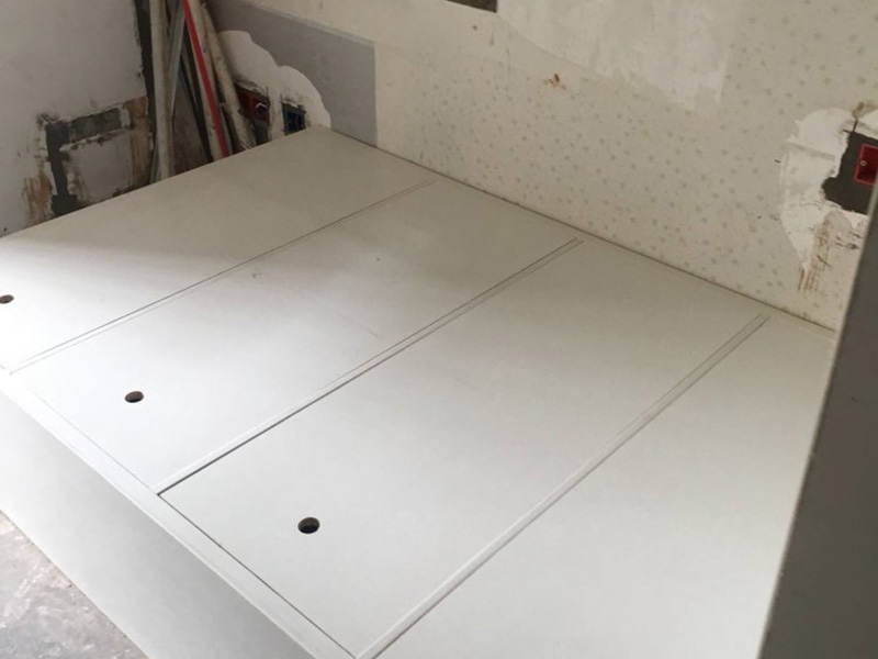 小編這次為各位展示的是南京市建鄴區(qū)臥室榻榻米裝修設(shè)計的施工案例，施工地址是川匯區(qū)復(fù)興路建業(yè)未來城；客戶是網(wǎng)上找的一修公司，看評價以及服務(wù)項目還有綜合實力都不錯，才選擇的我們。南京市建鄴區(qū)臥室榻榻米裝修設(shè)計案例中師傅把原來受潮的表面刮去，重新做防水，再刮膩子，再刷油漆。南京市監(jiān)理全程跟蹤服務(wù)質(zhì)量，非常專業(yè)！而且一修可以選擇整裝還是局裝，可以選擇先服務(wù)后付款的付款方式等，如果您還有其他需求也可以到我們官網(wǎng)上查看更多的關(guān)于南京市其他防水補漏維修，舊房全屋翻新，房屋各類安裝等施工案例。