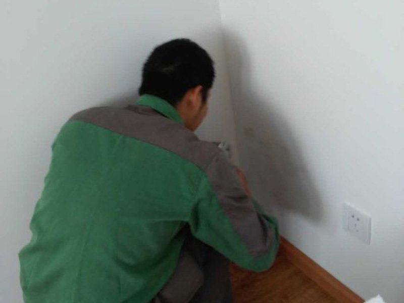 墻面有孔洞太難看？一修房屋快修老師傅教你怎么修補(bǔ)墻面孔洞