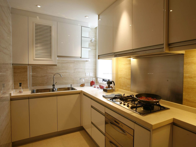 頂樓吊頂漏水怎么辦？頂樓吊頂漏水可以說(shuō)是漏水問(wèn)題中常見的一種，解決頂樓吊頂漏水也是非常的有講究，網(wǎng)上關(guān)于頂樓吊頂漏水維修方法、頂樓吊頂漏水維修費(fèi)用、頂樓吊頂漏水處理絕招、頂樓吊頂漏水原因判斷、頂樓吊頂漏水防水多少錢一個(gè)平方、頂樓吊頂漏水維修哪家公司好等介紹非常多，今天一修房屋快修小編收集整理了頂樓吊頂漏水怎么辦，怎么處理，頂樓吊頂漏水解決方法，一起來(lái)看看吧。  頂樓吊頂漏水怎么辦  1，清除原有墻皮(俗稱的大白膩?zhàn)痈鄬?；   2，原有壓光水泥層如果沒(méi)有起皮、裂縫等現(xiàn)象，可以用JS防水涂料(彈性聚合物防水涂料，小裂縫可直接覆蓋)直接粉刷3遍。刷第三遍時(shí)刷上點(diǎn)細(xì)沙，然后用含防水劑的水泥砂漿再薄薄的壓層光。   3，待完全干燥后上膩?zhàn)蛹胺鬯⑷槟z漆可以了。  希望我的回答對(duì)你有所幫助。 