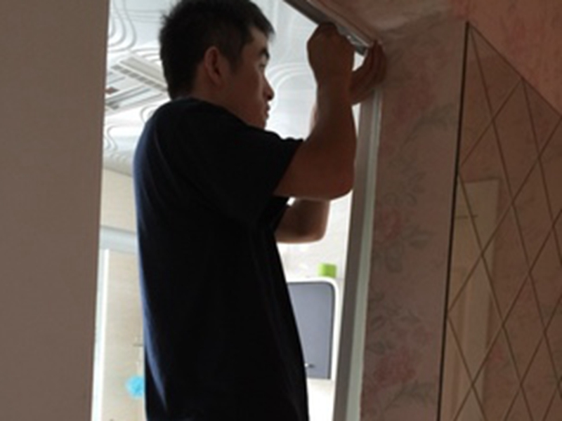 青島卷簾門維修,卷簾門維修卷簾門往下拉時(shí)直接掉下來(lái)是怎么回事？而且向上推很費(fèi)力