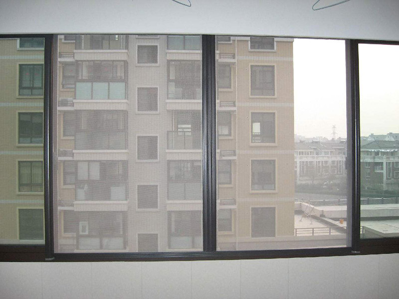  想要清洗卻不知道紗窗怎么拆，拆紗窗小竅門來幫你