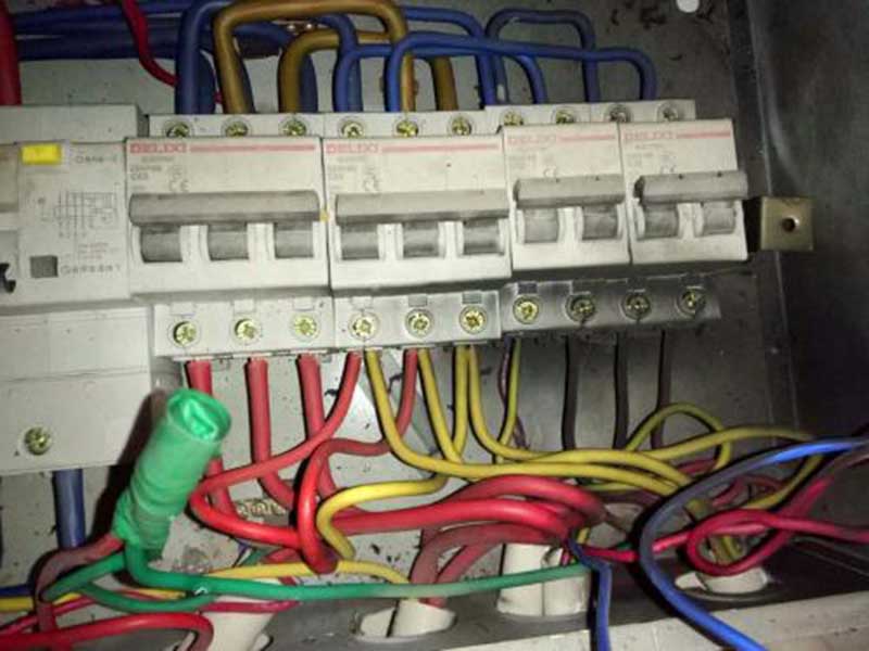  用電高峰期停電很苦惱，電表顯示跳閘怎么恢復這樣解決好