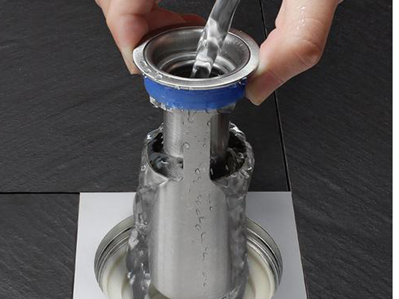 地漏總是反味有異味偶爾還有小飛蟲，保證地漏清潔是解決問題的根本