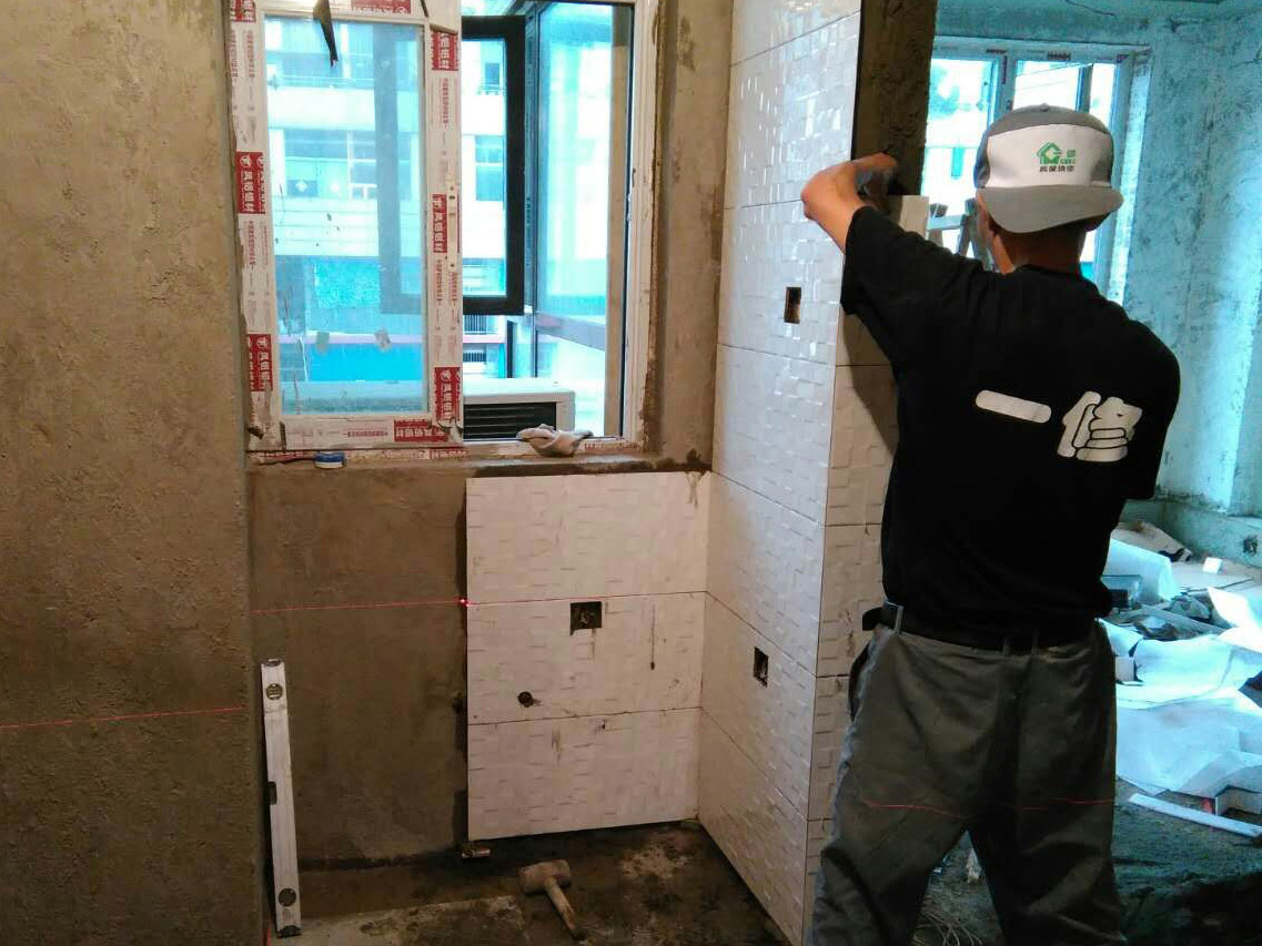 衛(wèi)生間墻面裝修怎么做，貼磚之前先要浸