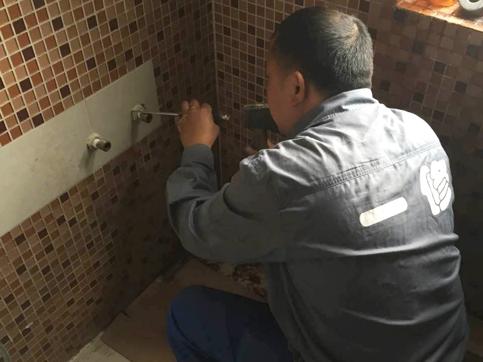 房子室內(nèi)墻內(nèi)取斷絲，一字螺絲刀加小榔