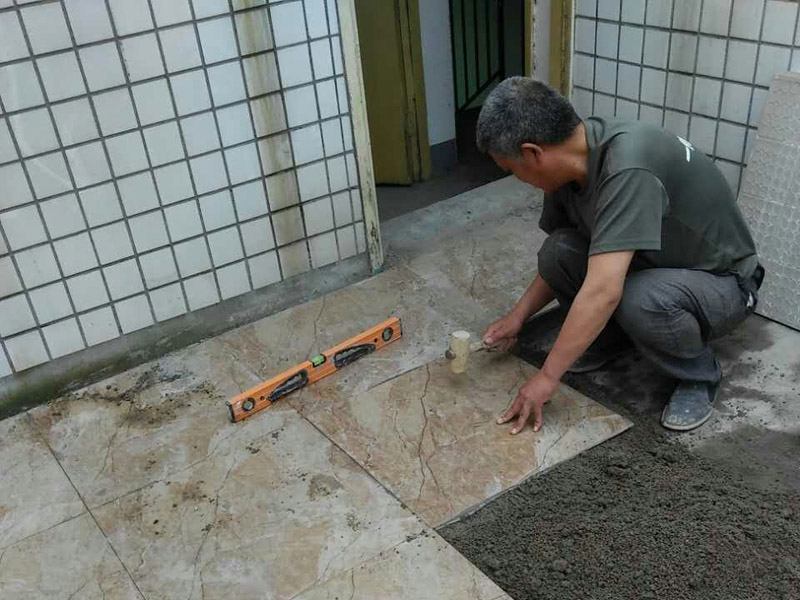 鋪貼瓷磚要留縫，避免開裂起拱好處多-