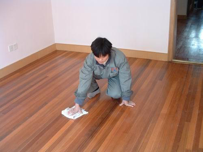 木地板清洗要點(diǎn)，清洗后完全風(fēng)干再打蠟