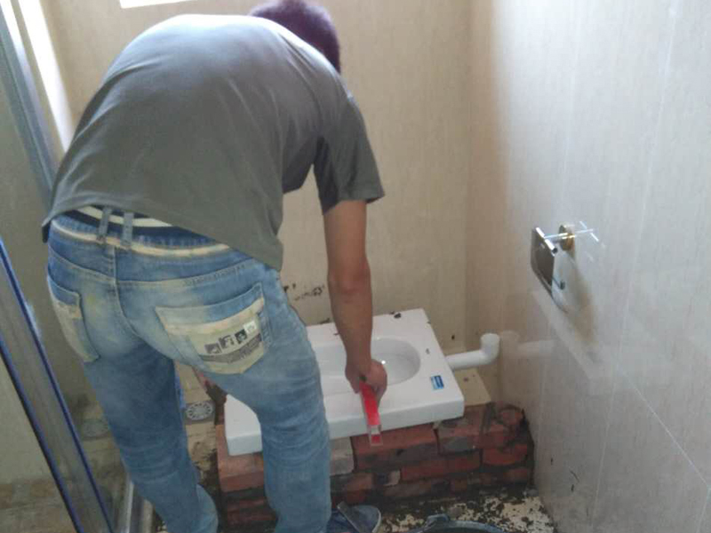 蹲便器漏水如何維修，排水管漏水需把蹲