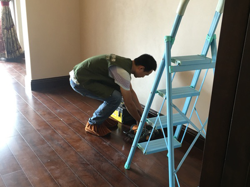 木地板修補(bǔ)裂縫、板材開裂不嚴(yán)重可用填