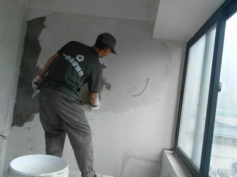 一修墻面開裂、鋪實(shí)木地板、斷路器維修