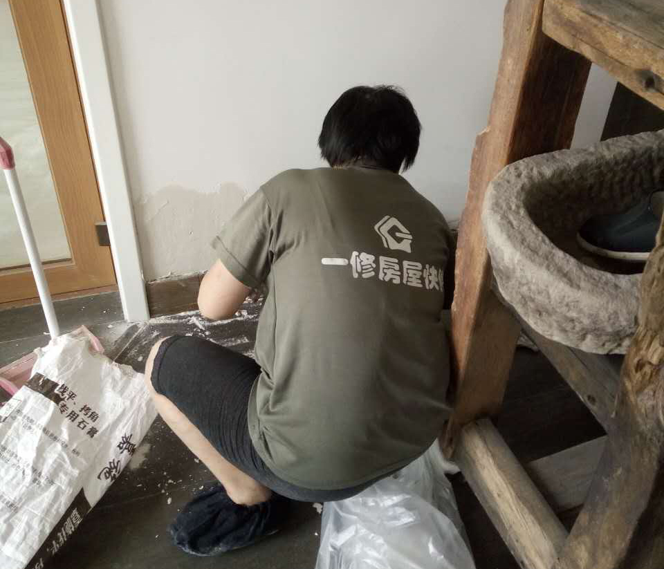 墻面滲水太難看？專業(yè)師傅告訴你原因，