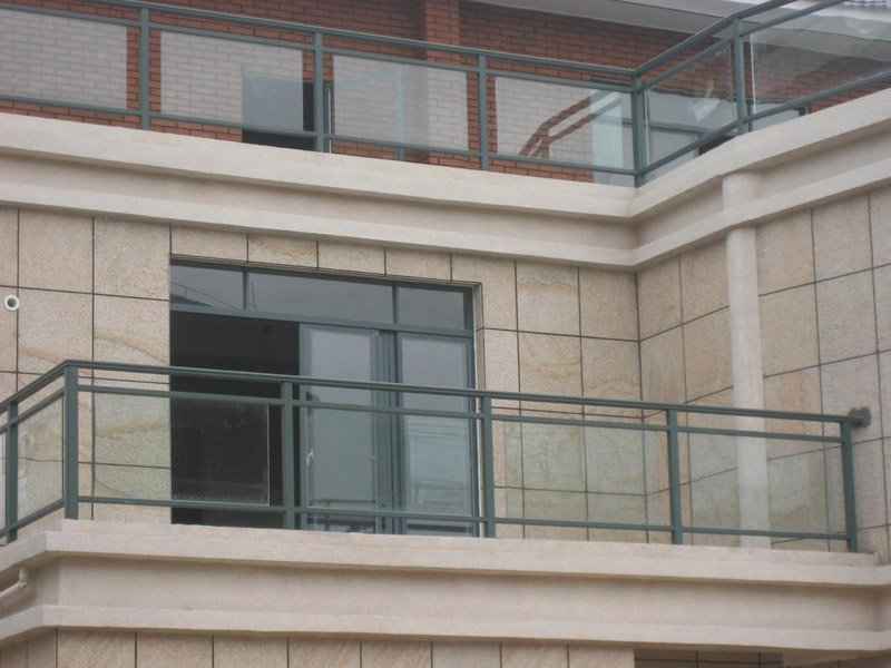 修理窗戶合頁(yè)問題,先測(cè)量對(duì)角線檢查合