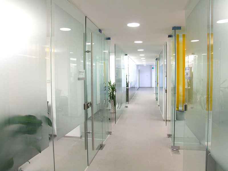 西安辦公室玻璃門維修，辦公室隔斷圖片
