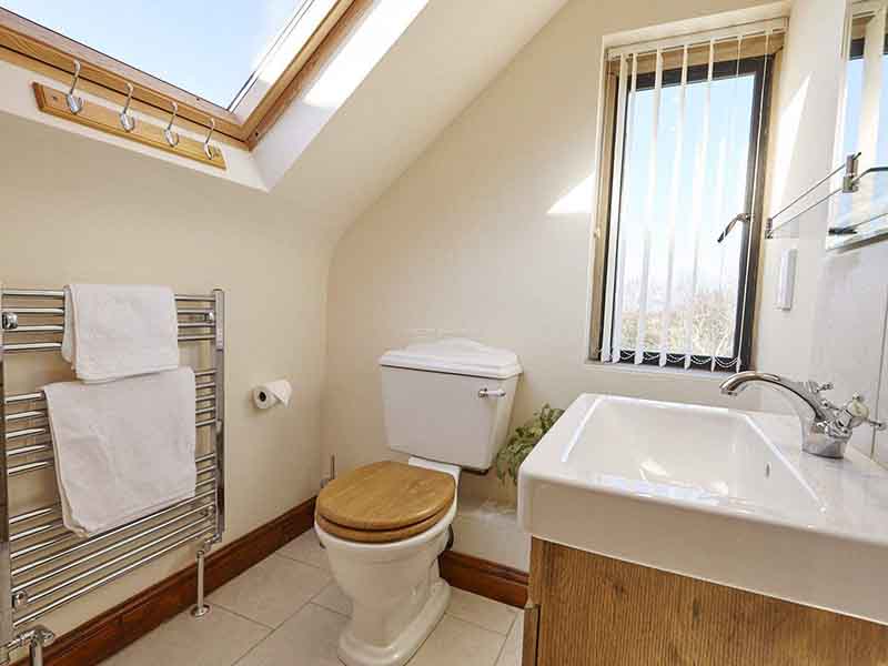 窗戶漏水哪里找人維修？窗戶漏水上門維