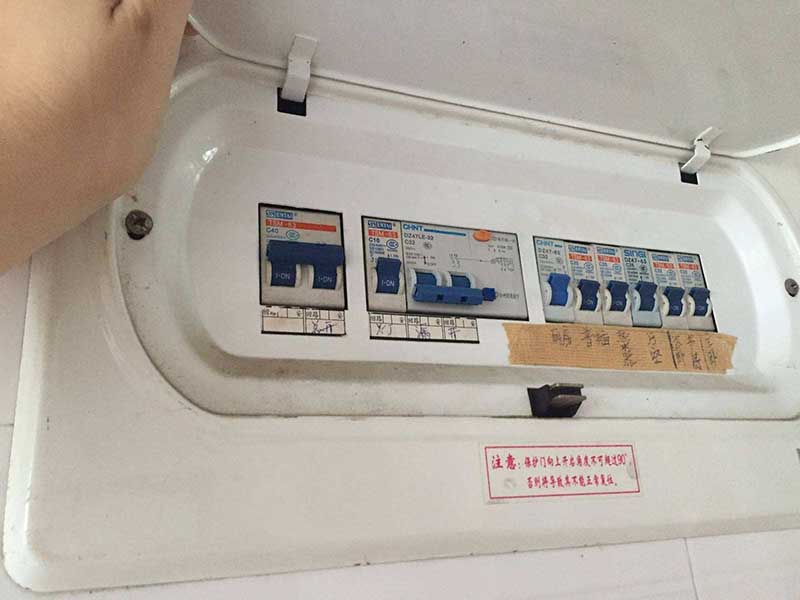 用電高峰期停電很苦惱，電表顯示跳閘怎