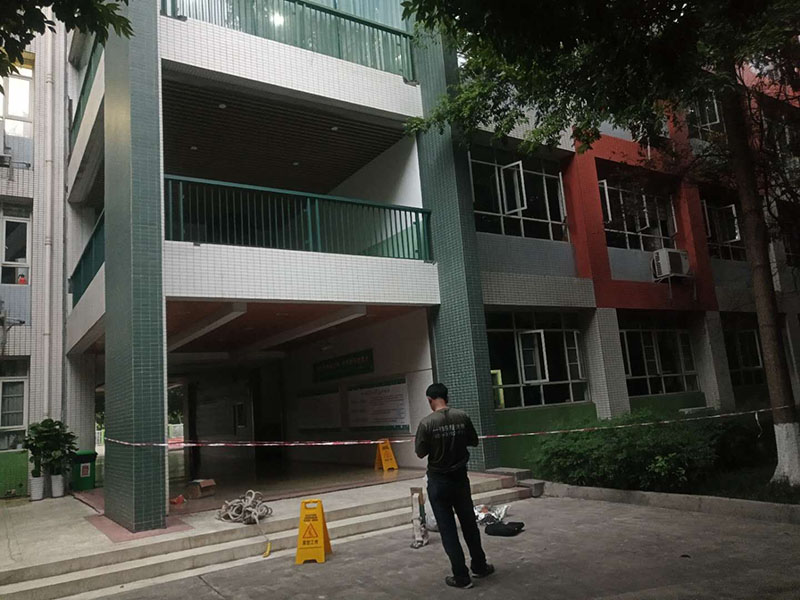 珠海車(chē)庫(kù)門(mén)維修方法，珠海車(chē)庫(kù)門(mén)維修步