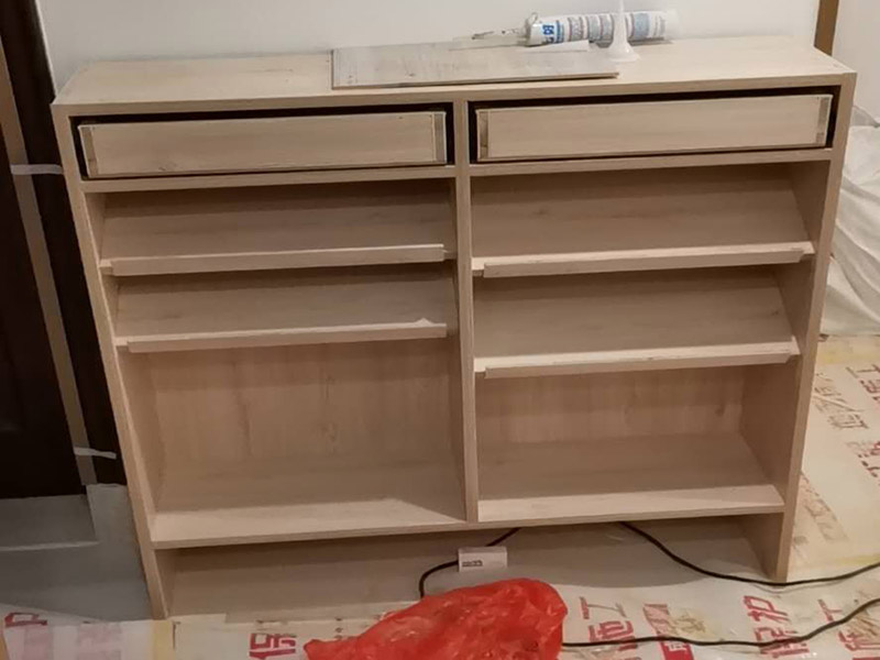 廊坊組裝衣柜步驟，先在要鎖螺絲的地方