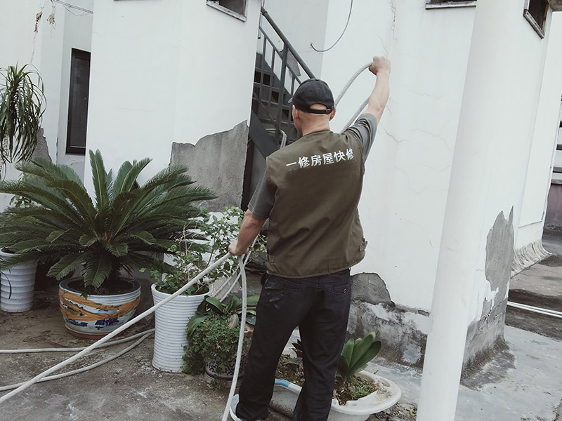 更換墻內(nèi)網(wǎng)線有技巧，兩人配合效率高，