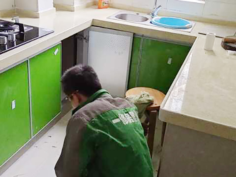 廚房防水有問(wèn)題導(dǎo)致漏水，漏水漏到樓下