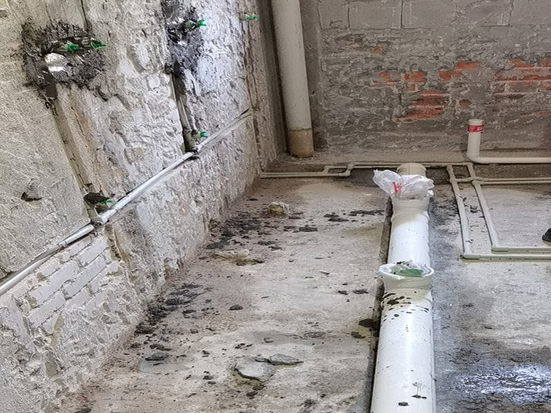 衛(wèi)生間水管漏水找誰(shuí)修，衛(wèi)生間水管一直