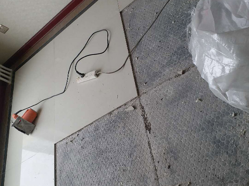 今年8月份裝修完成的房子，為何瓷磚會(huì)