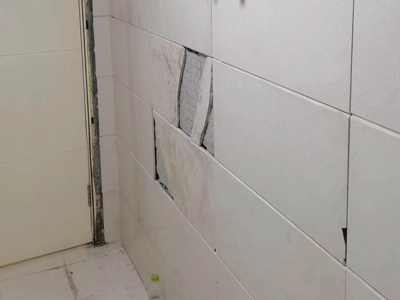 衛(wèi)生間墻磚拱起來的原因有什么？
