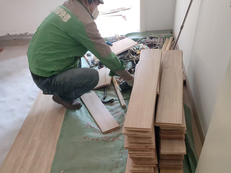 舊房翻新地板換新攻略，木地板vs瓷磚