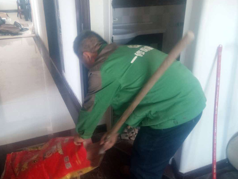 衛(wèi)生間補磚，建渣清理